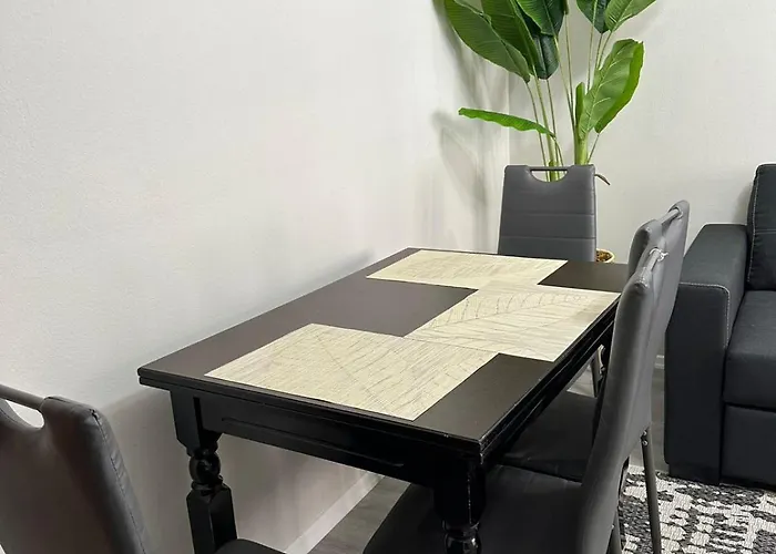 Just Renovated In The Center Τίρανα